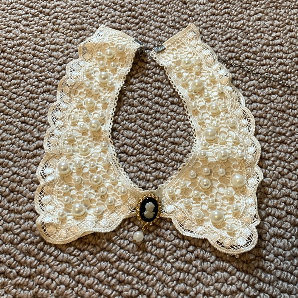 Detachable lace and pearl color